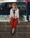 Elizabeth Strickjacke mit Schleife-Warmes Naturweiß