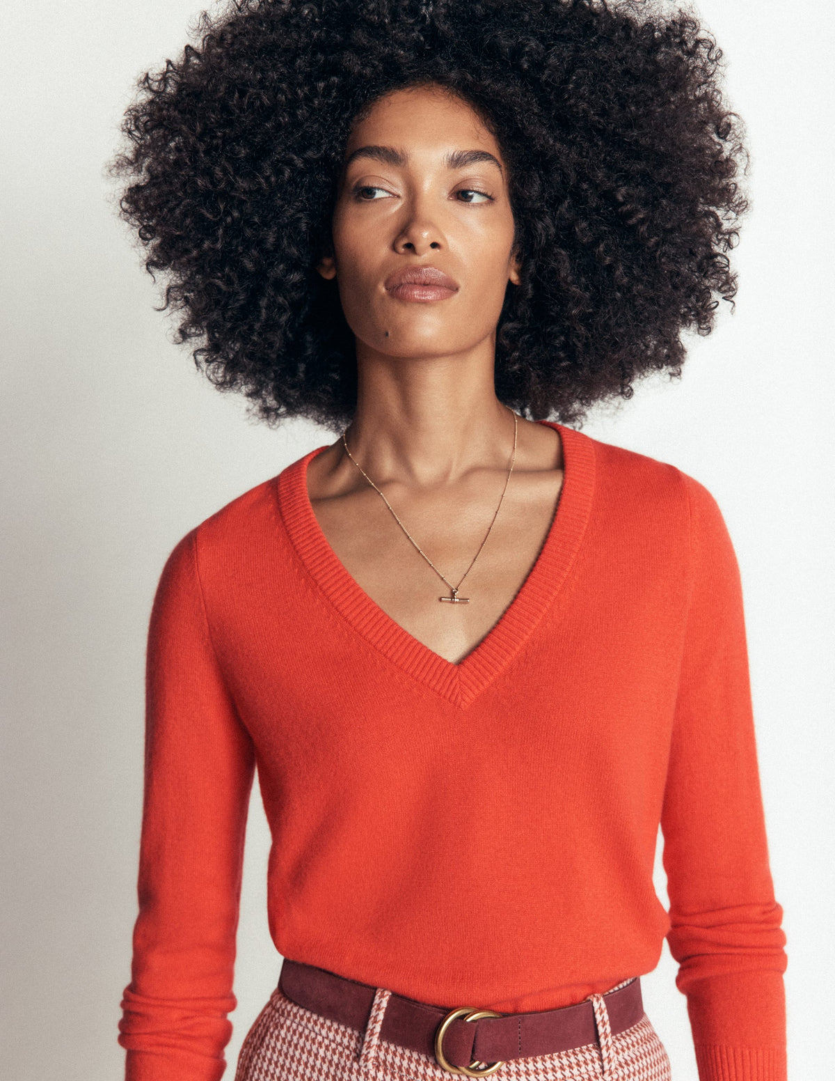 Elsie Kaschmirpullover mit V-Ausschnitt-Orange Lilie - Image 2