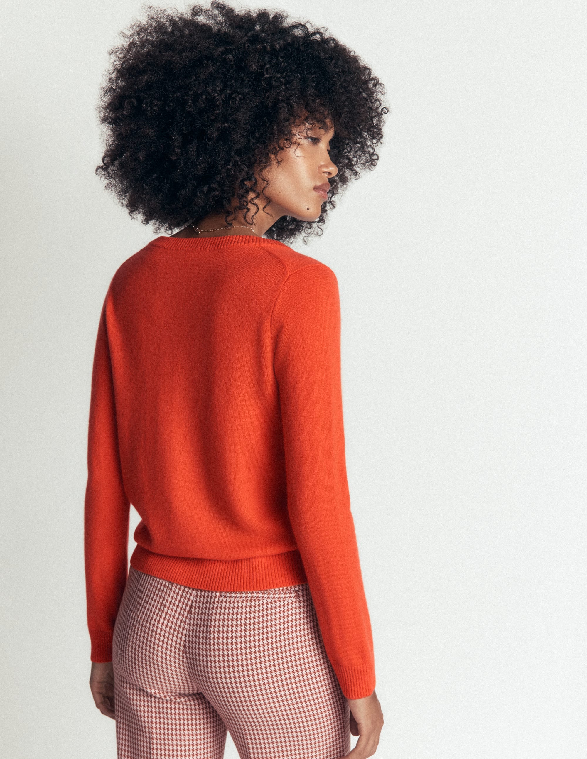 Elsie Kaschmirpullover mit V-Ausschnitt-Orange Lilie - Image 3
