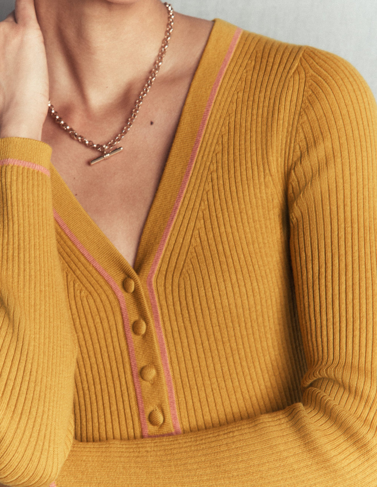 Paula Gerippter Pullover mit V-Ausschnitt-Goldenes Weizengelb-2