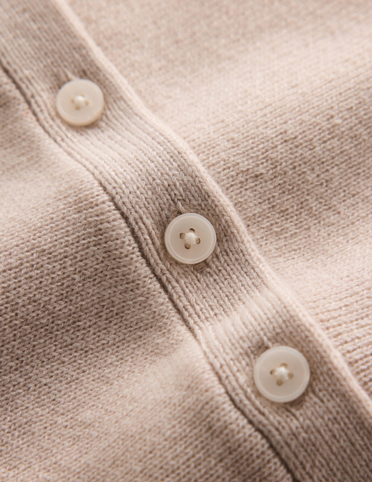 Taillierte Woll-Strickjacke mit Schößchen-Naturweiß - Image 6