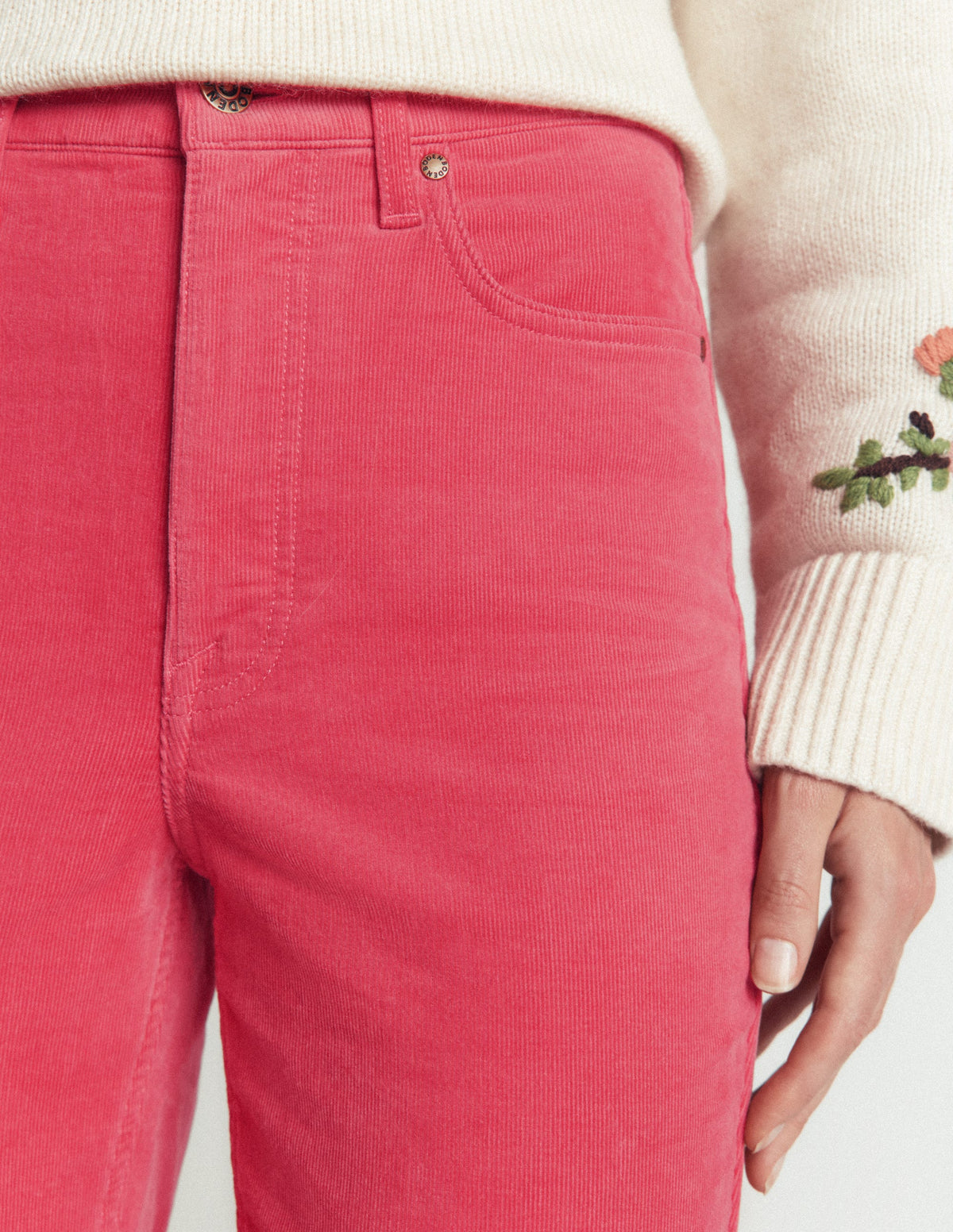Schmal geschnittene Cord-Jeans mit hohem Bund-Stechpalmenbeere-6