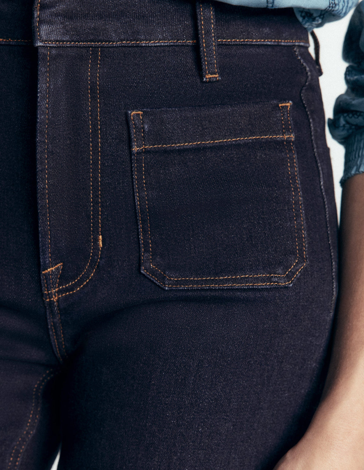 Ausgestellte Jeans mit aufgesetzter Tasche-Indigo - Image 2