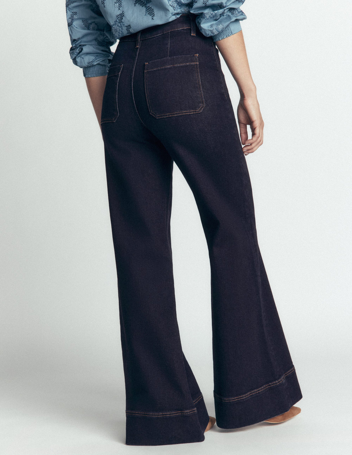 Ausgestellte Jeans mit aufgesetzter Tasche-Indigo - Image 3