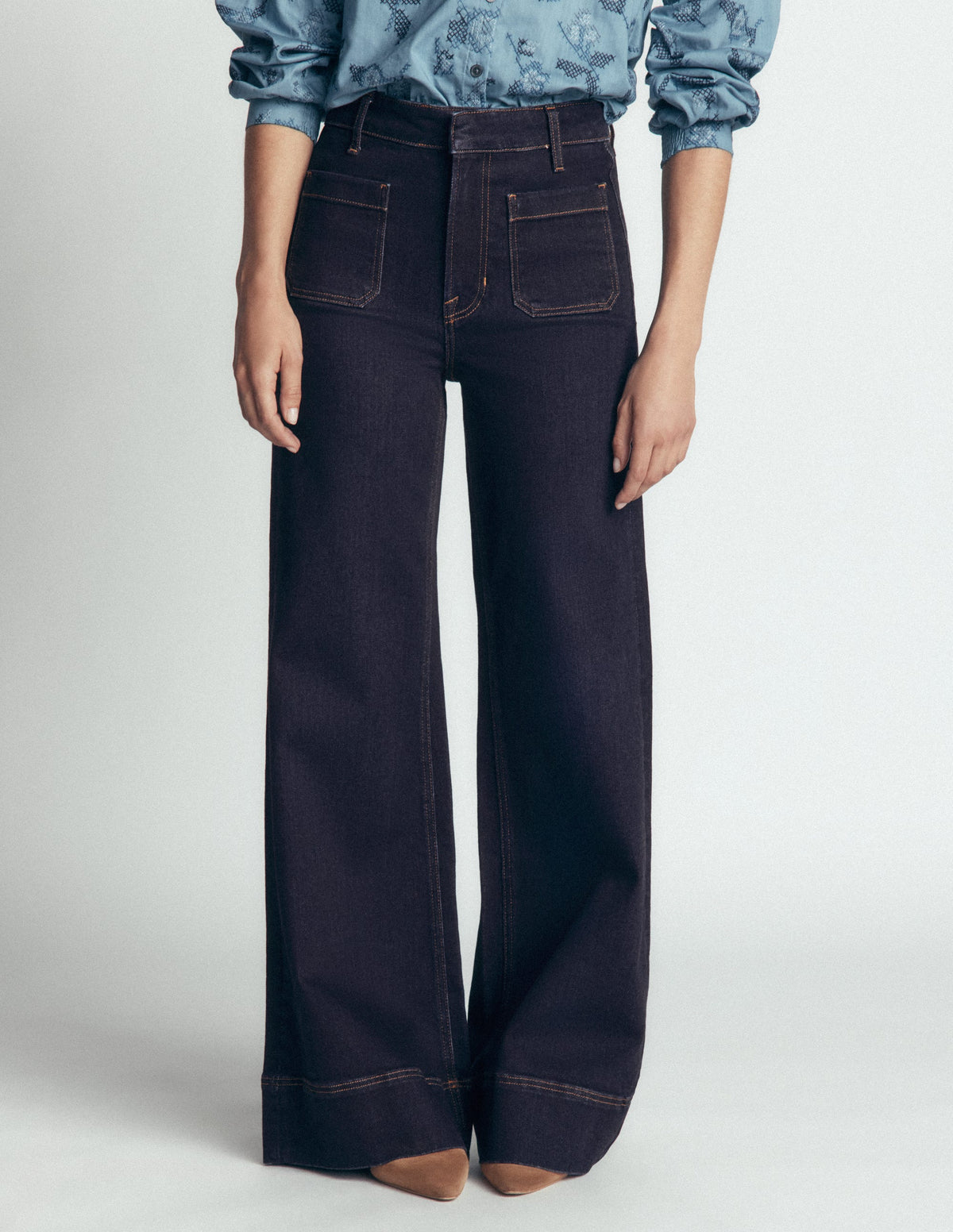 Ausgestellte Jeans mit aufgesetzter Tasche-Indigo - Image 4