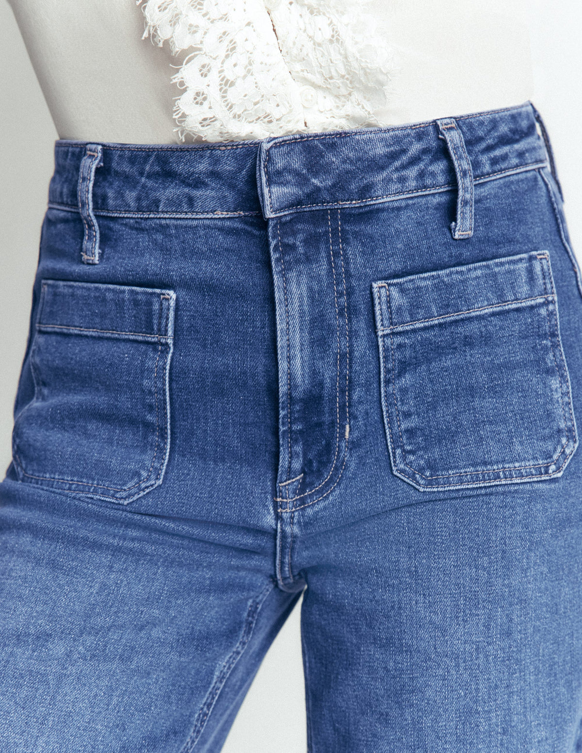 Ausgestellte Jeans mit aufgesetzter Tasche-Mittlere Waschung - Image 2