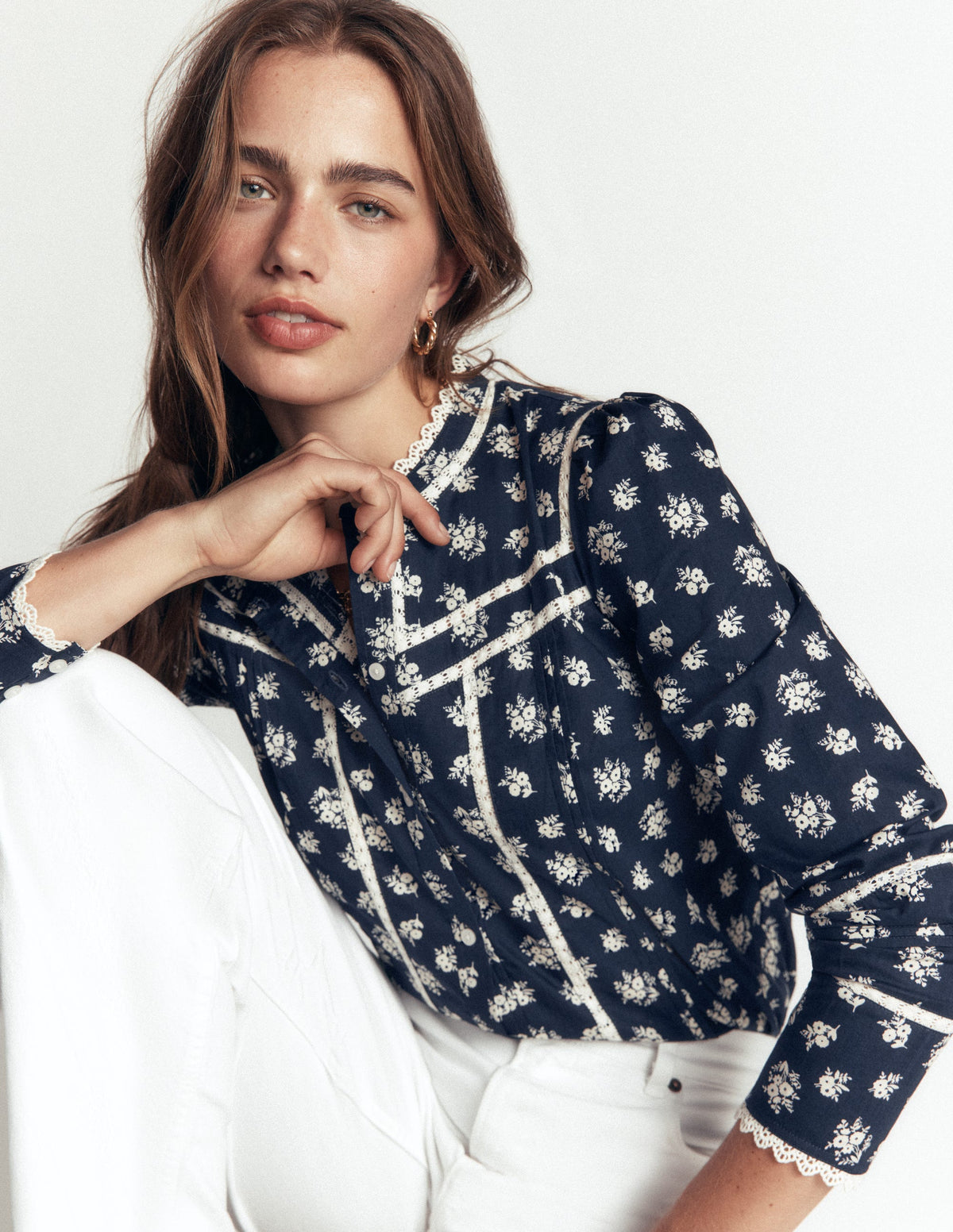 Top Carmen en coton à détails en dentelle-Bleu marine foncé, motif Delicate Garden - Image 2