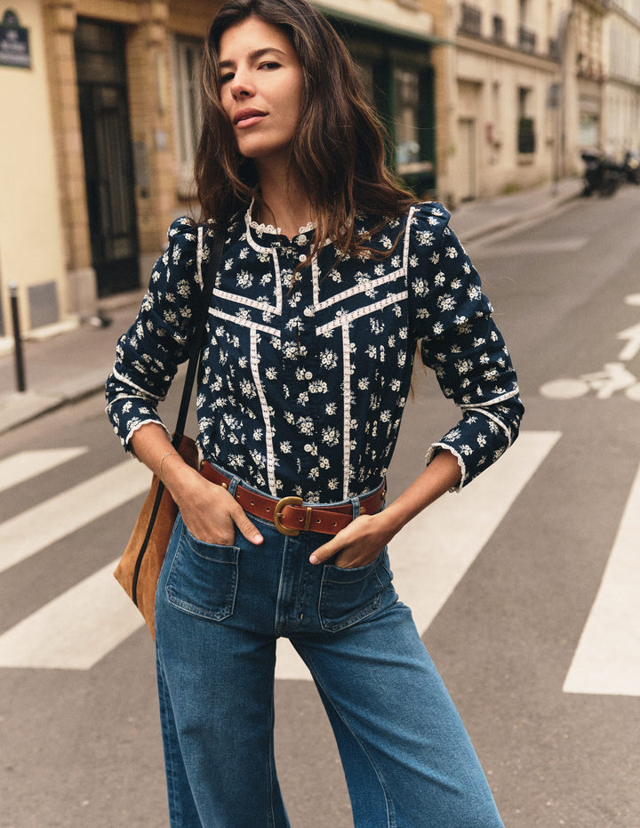 Top Carmen en coton à détails en dentelle-Bleu marine foncé, motif Delicate Garden