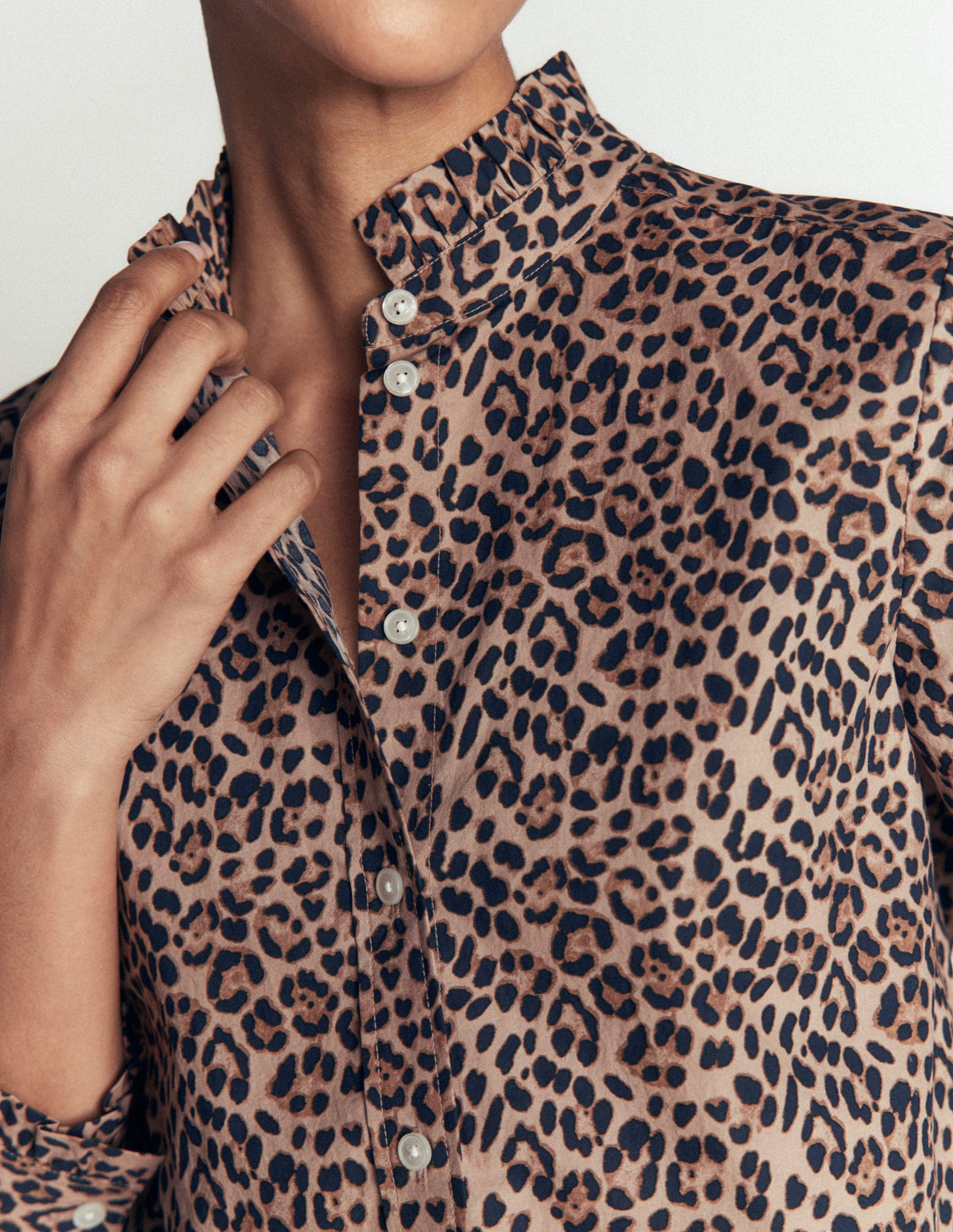 Chemise Sienna en coton à volants-Cassonade, motif Brushed Animal - Image 2