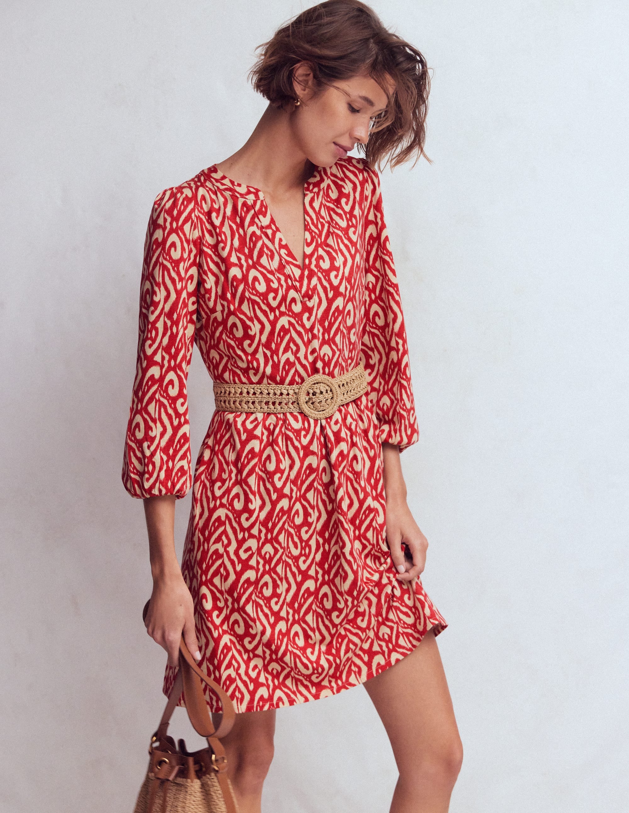 Cathy Jerseykleid mit gekerbtem Ausschnitt-Merida-Rot, Aztekenmuster - Image 1