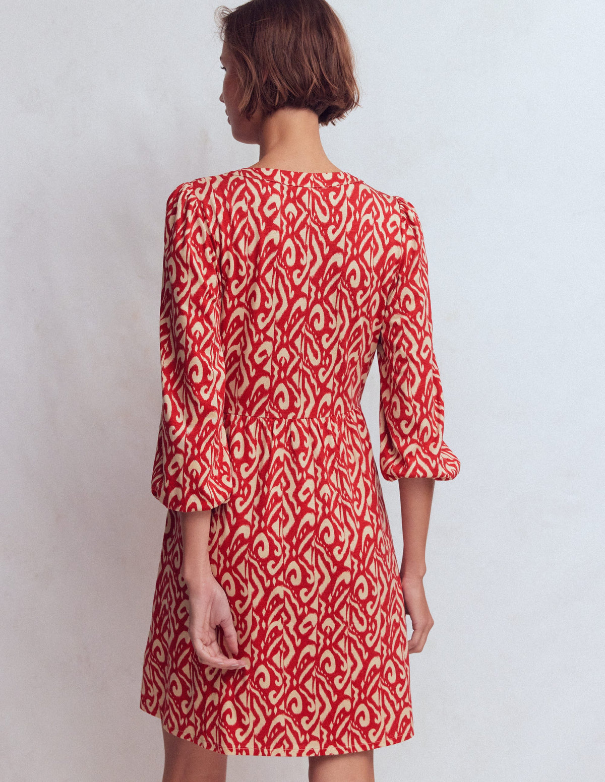 Cathy Jerseykleid mit gekerbtem Ausschnitt-Merida-Rot, Aztekenmuster - Image 3