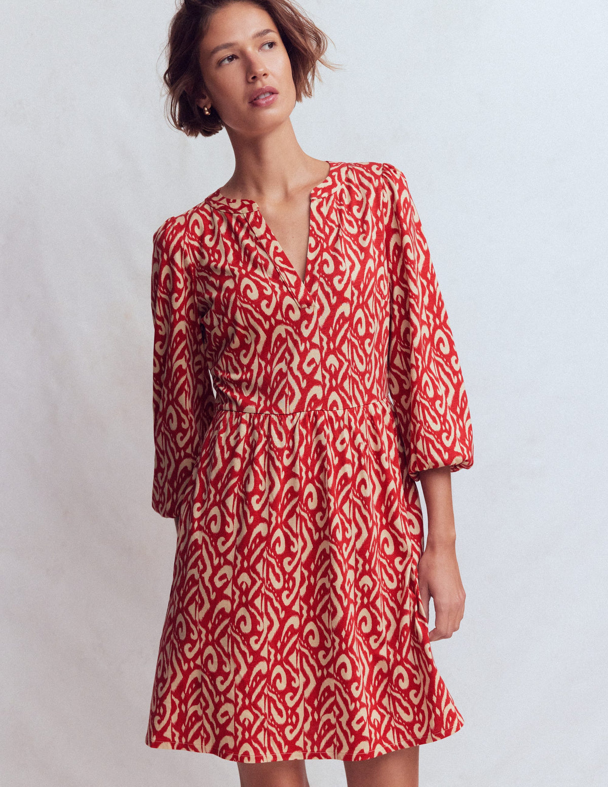 Cathy Jerseykleid mit gekerbtem Ausschnitt-Merida-Rot, Aztekenmuster - Image 4