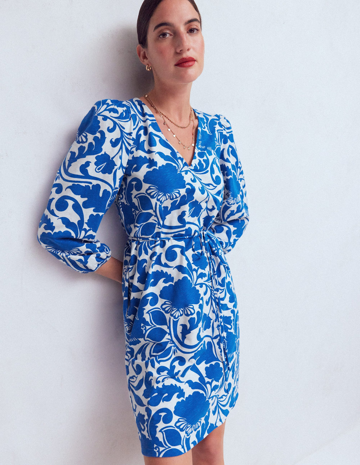 Robe courte Cary à col V-Bleu, motif Flourishing Meadow - Image 1