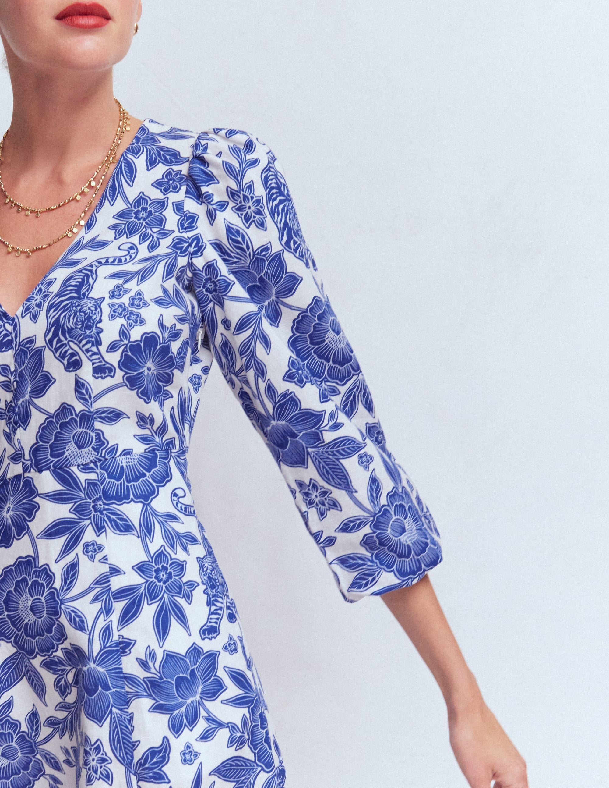Marla Kurzes Kleid aus Leinenmischgewebe-Blau Tiger Paradies - Image 5