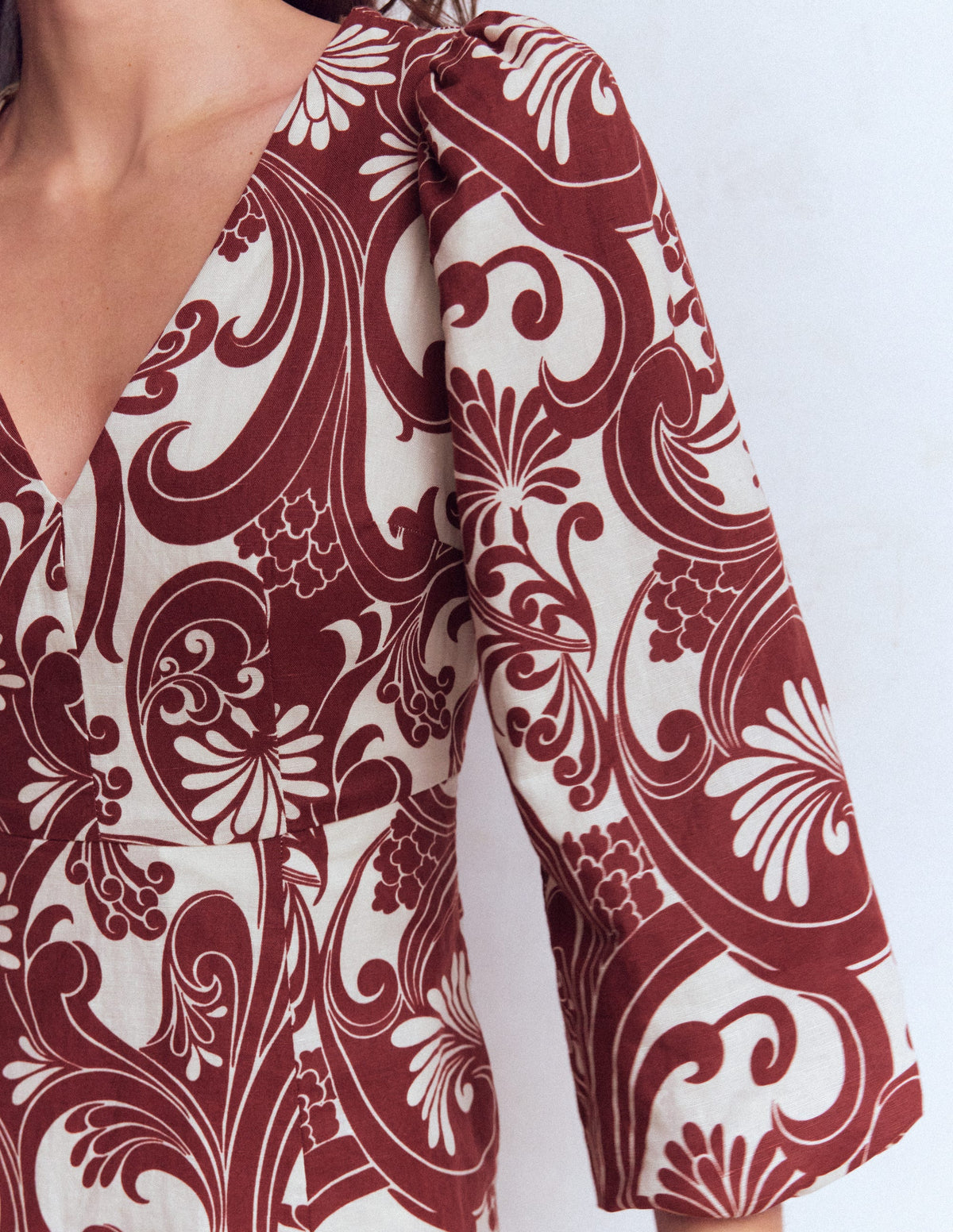 Marla Kurzes Kleid aus Leinenmischgewebe-Braun, Laubwirbel-3