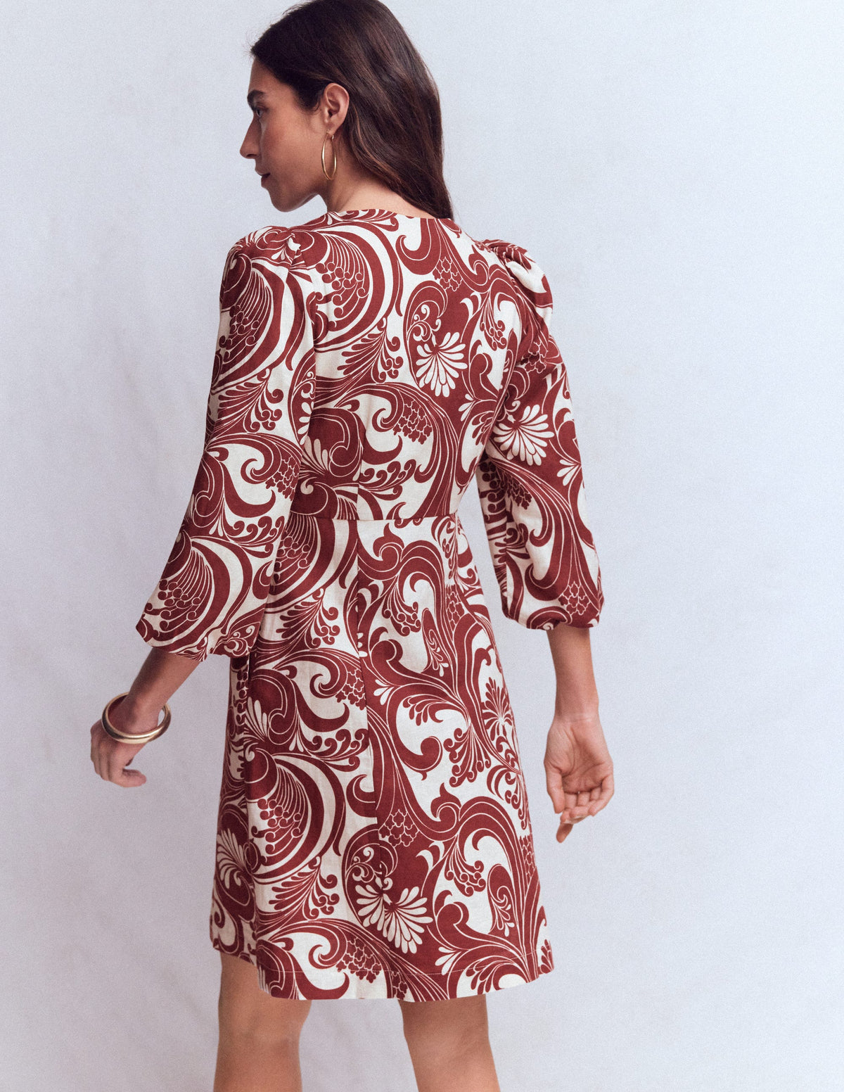 Marla Kurzes Kleid aus Leinenmischgewebe-Braun, Laubwirbel-4