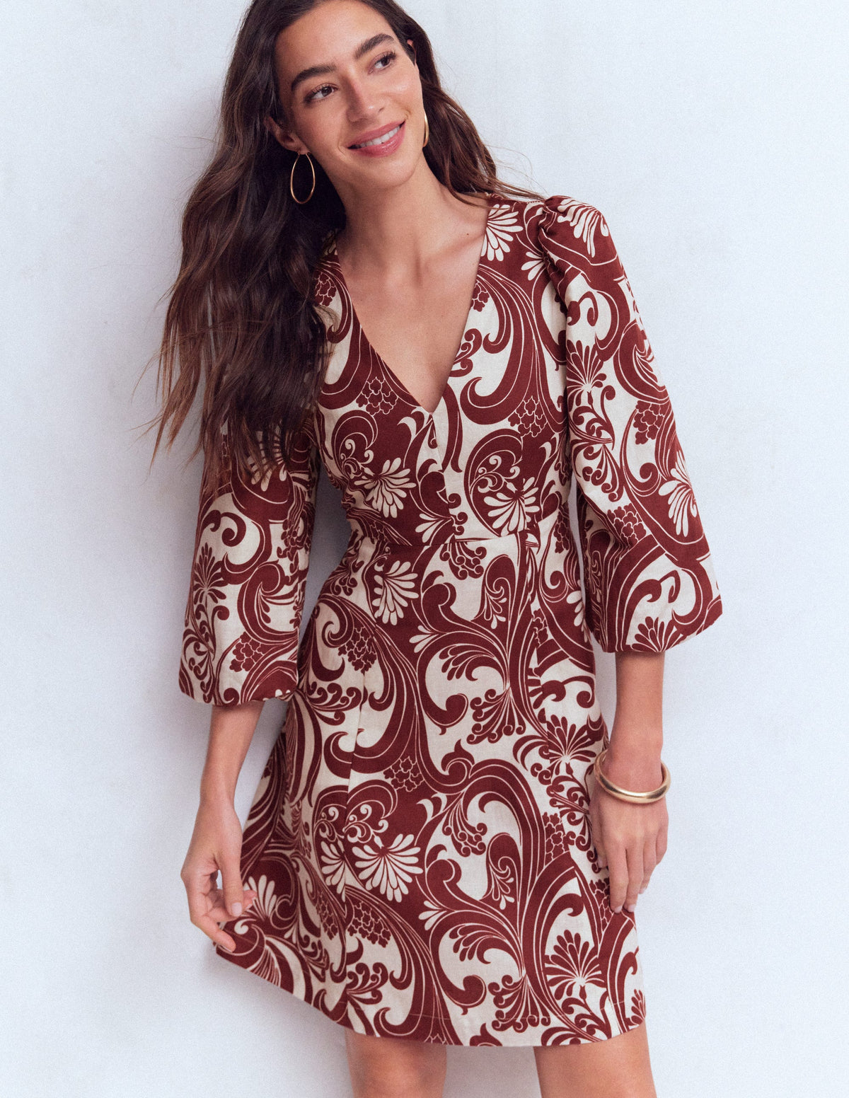 Marla Kurzes Kleid aus Leinenmischgewebe-Braun, Laubwirbel - Image 6