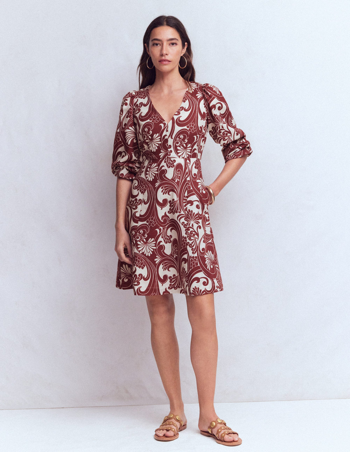 Marla Kurzes Kleid aus Leinenmischgewebe-Braun, Laubwirbel - Image 7