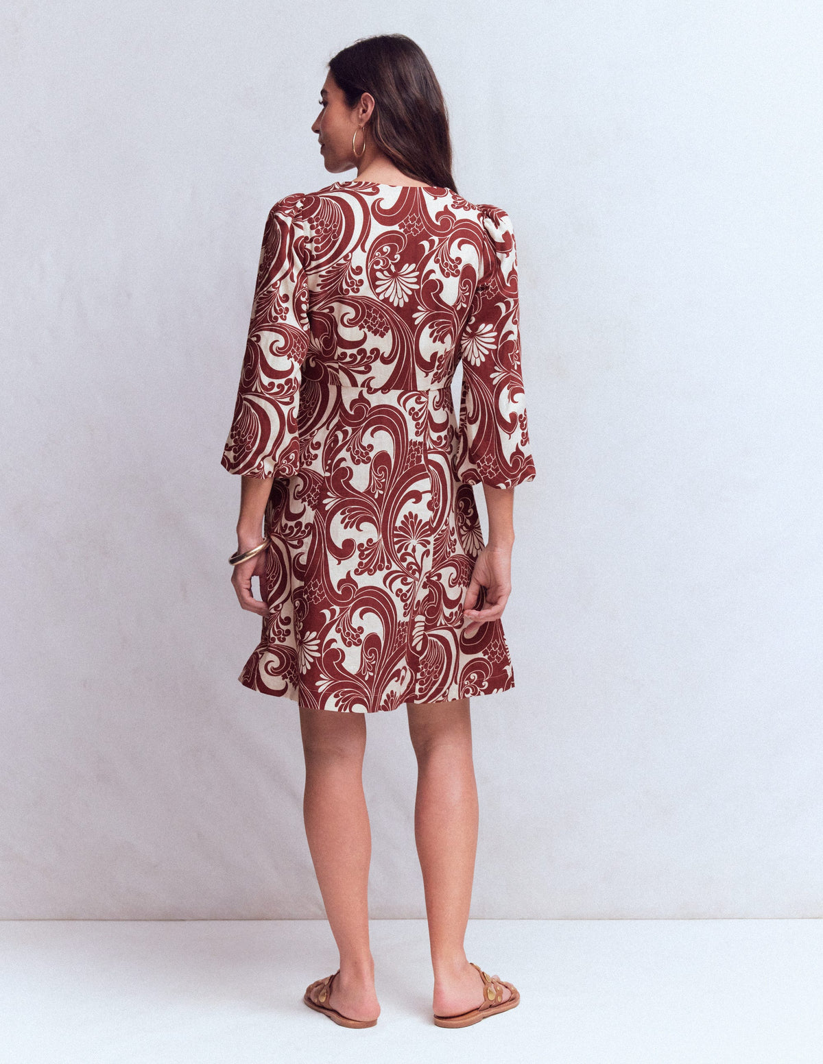 Marla Kurzes Kleid aus Leinenmischgewebe-Braun, Laubwirbel - Image 8