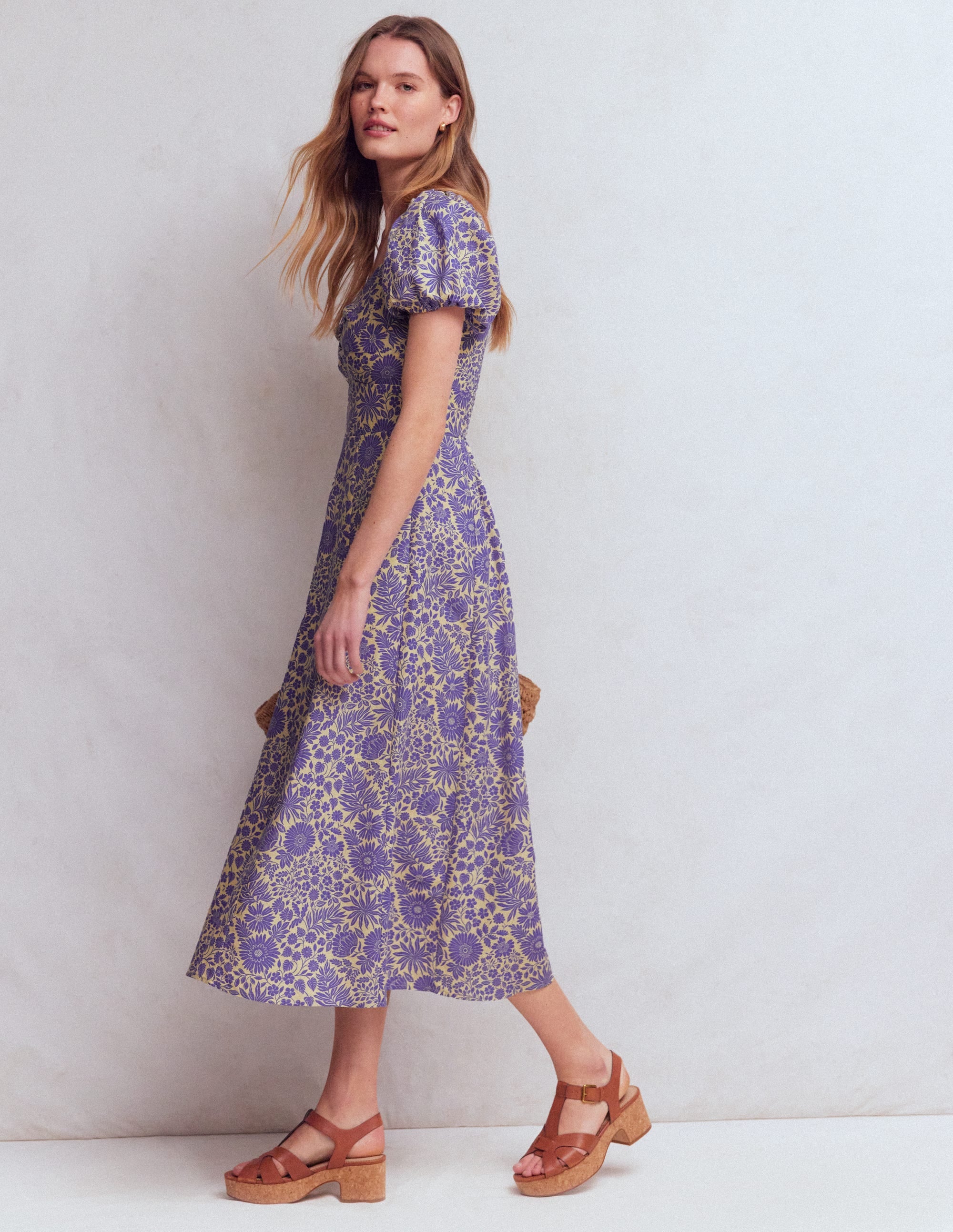 Kleid aus Leinenmischgewebe mit Twistdetail vorne-Han Violett, Blühendes Blumenbeet - Image 1