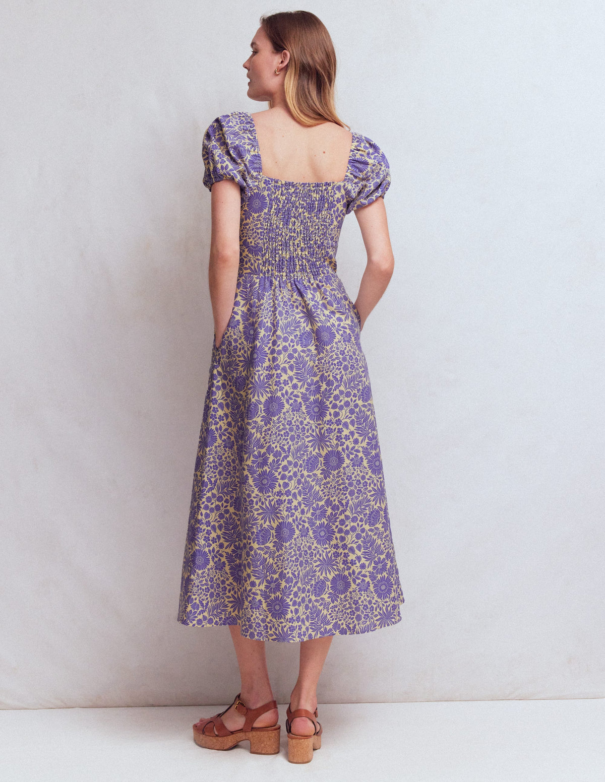 Kleid aus Leinenmischgewebe mit Twistdetail vorne-Han Violett, Blühendes Blumenbeet - Image 3