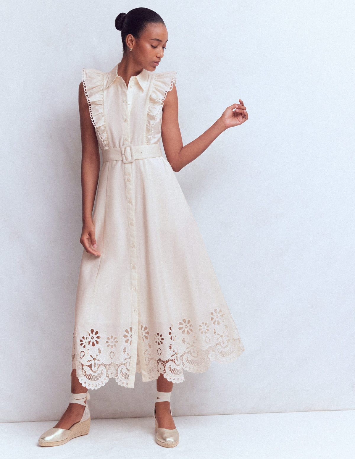 Hemdblusenkleid mit gerüschtem Oberteil-Weiß Lochstickerei-Besatz - Image 2