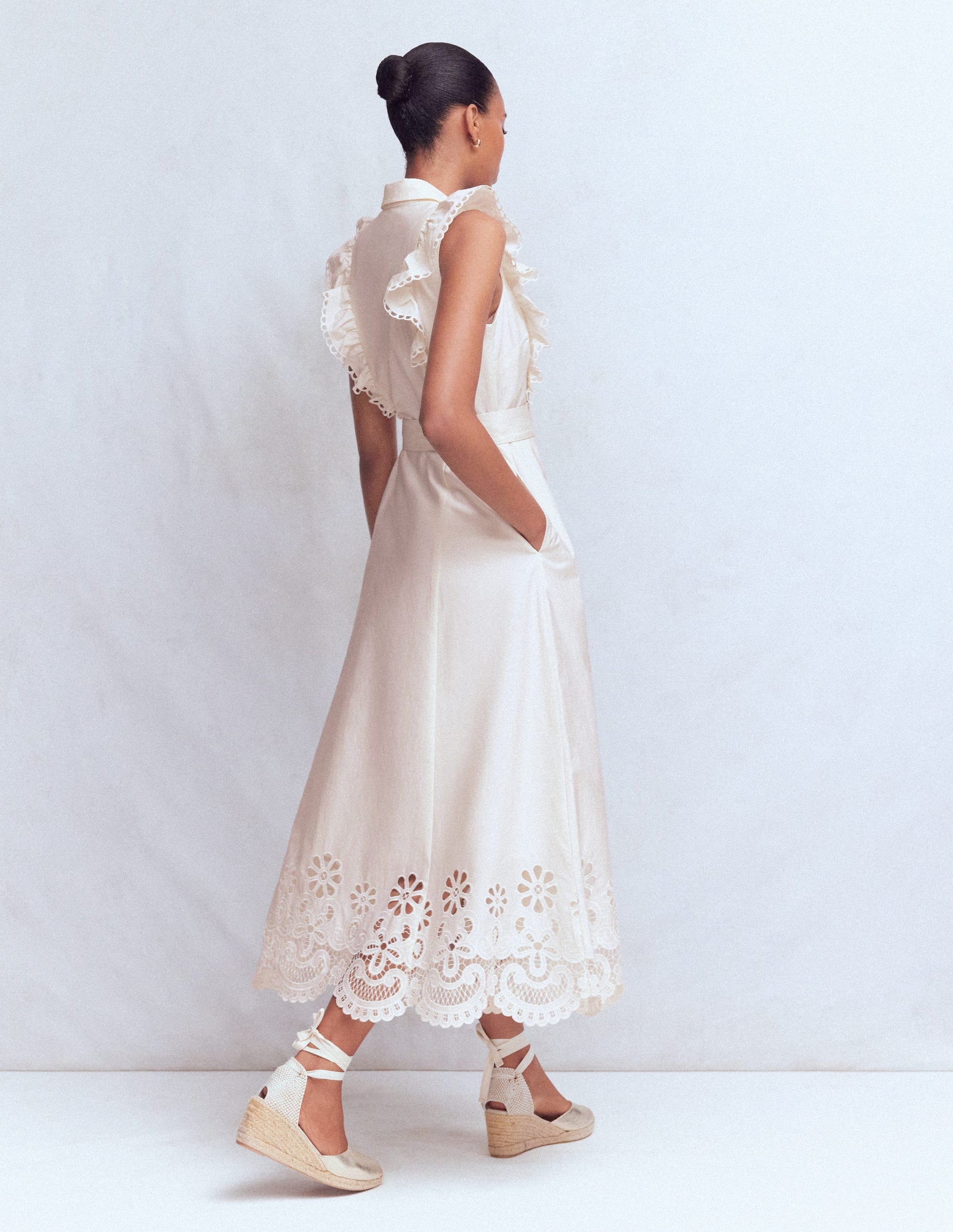 Hemdblusenkleid mit gerüschtem Oberteil-Weiß Lochstickerei-Besatz-4
