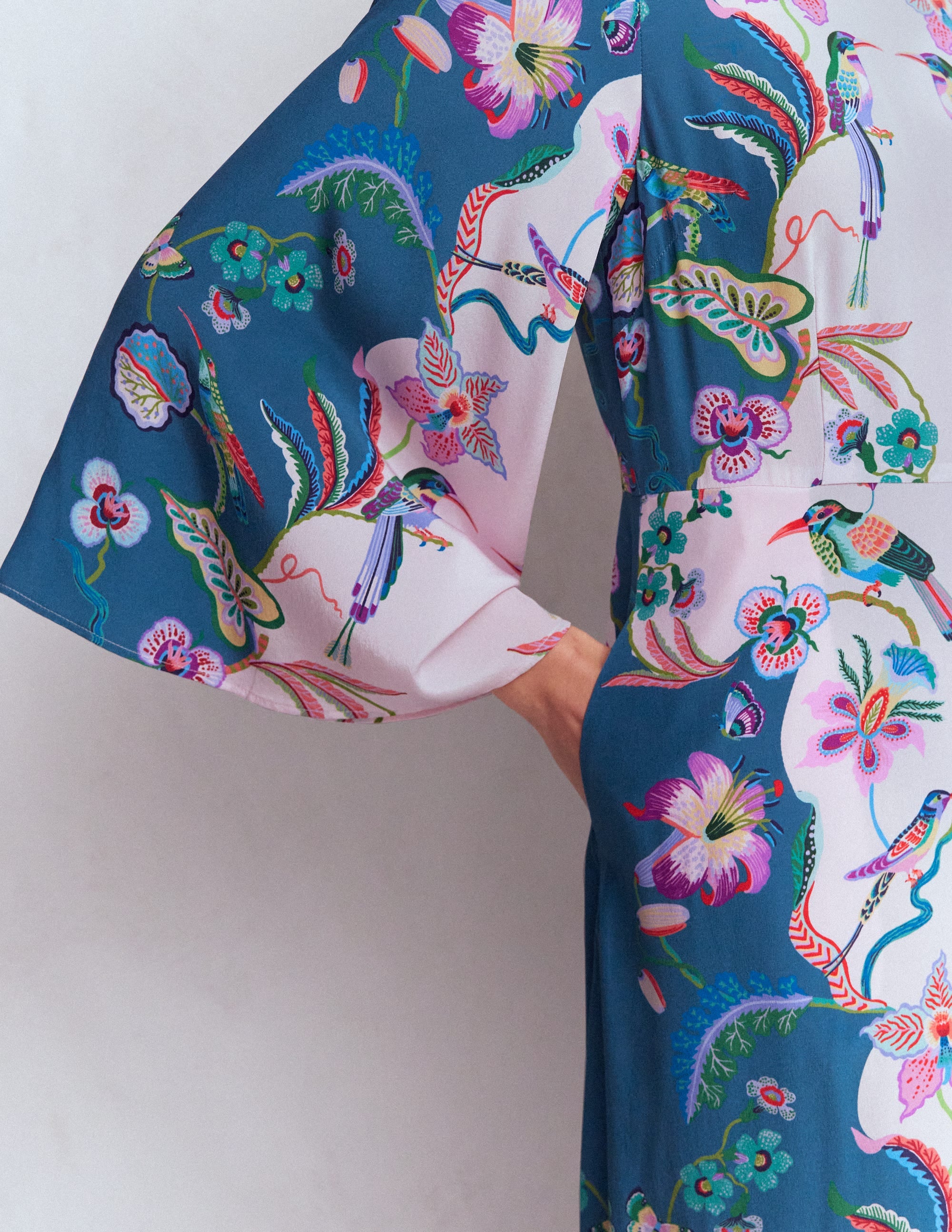 Kleid mit Engelsärmeln und U-Boot-Ausschnitt-Turmalinblau, Orchideenhimmel - Image 2