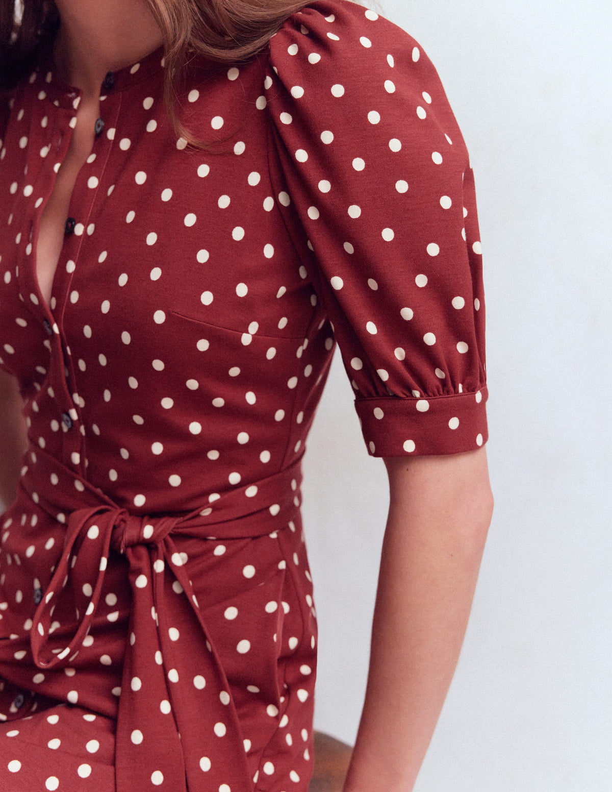 Ponte-Hemdblusenkleid mit Puffärmeln-Rote Birne, Gemalte Tupfen - Image 2