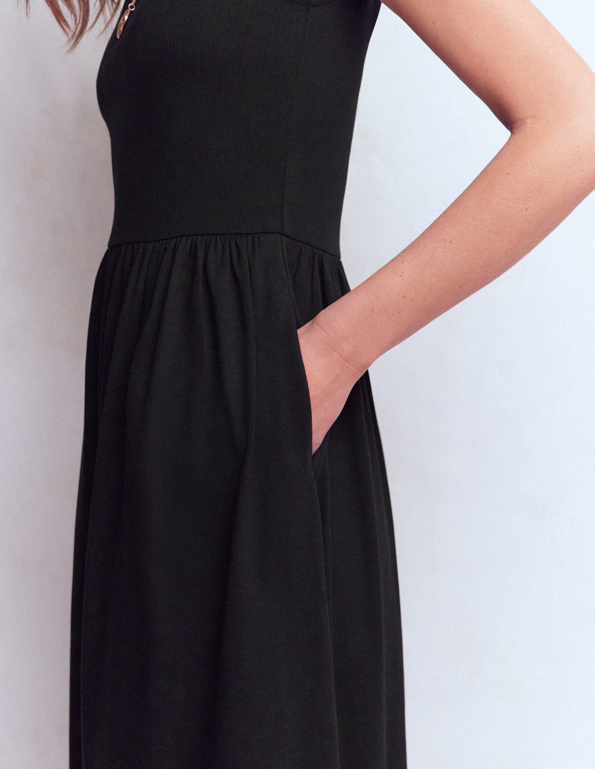 Kleid aus Materialmix mit U-Boot-Ausschnitt-Schwarz - Image 2