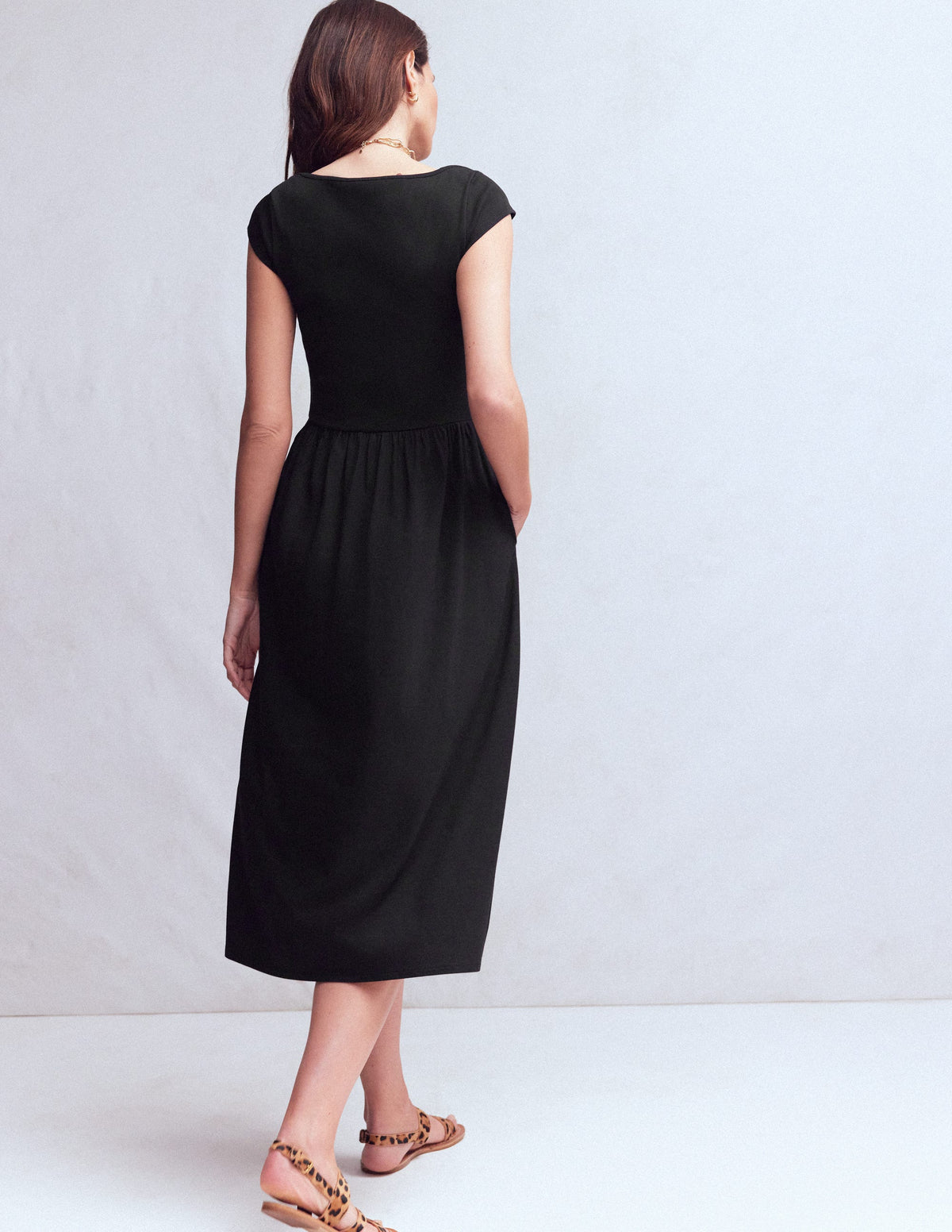 Kleid aus Materialmix mit U-Boot-Ausschnitt-Schwarz-3