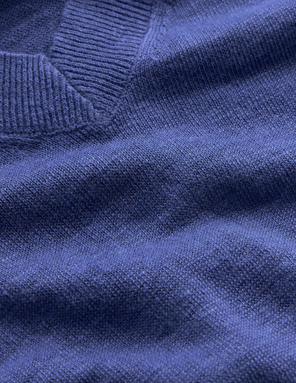 Agnes Leinen-T-Shirt mit V-Ausschnitt-Einfarbig Blau - Image 6