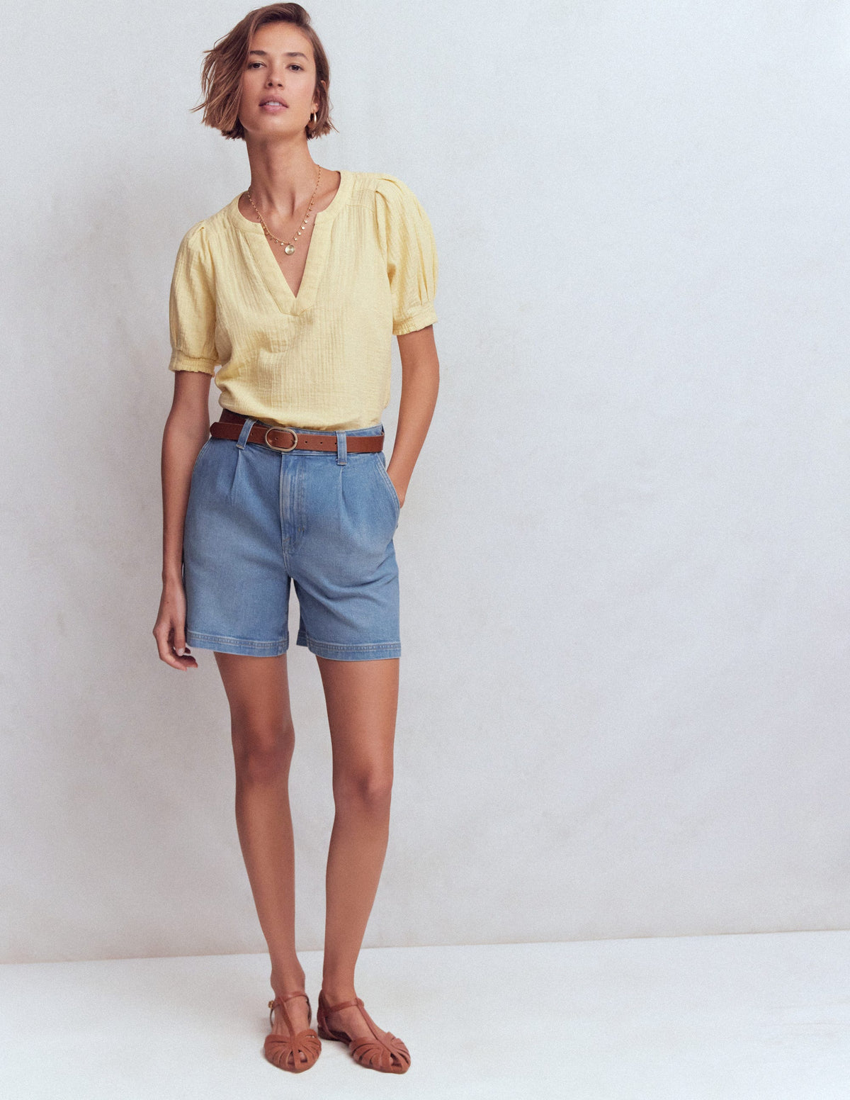 Jeansshorts mit Faltendetail vorn-Ausgeblichene Optik-1