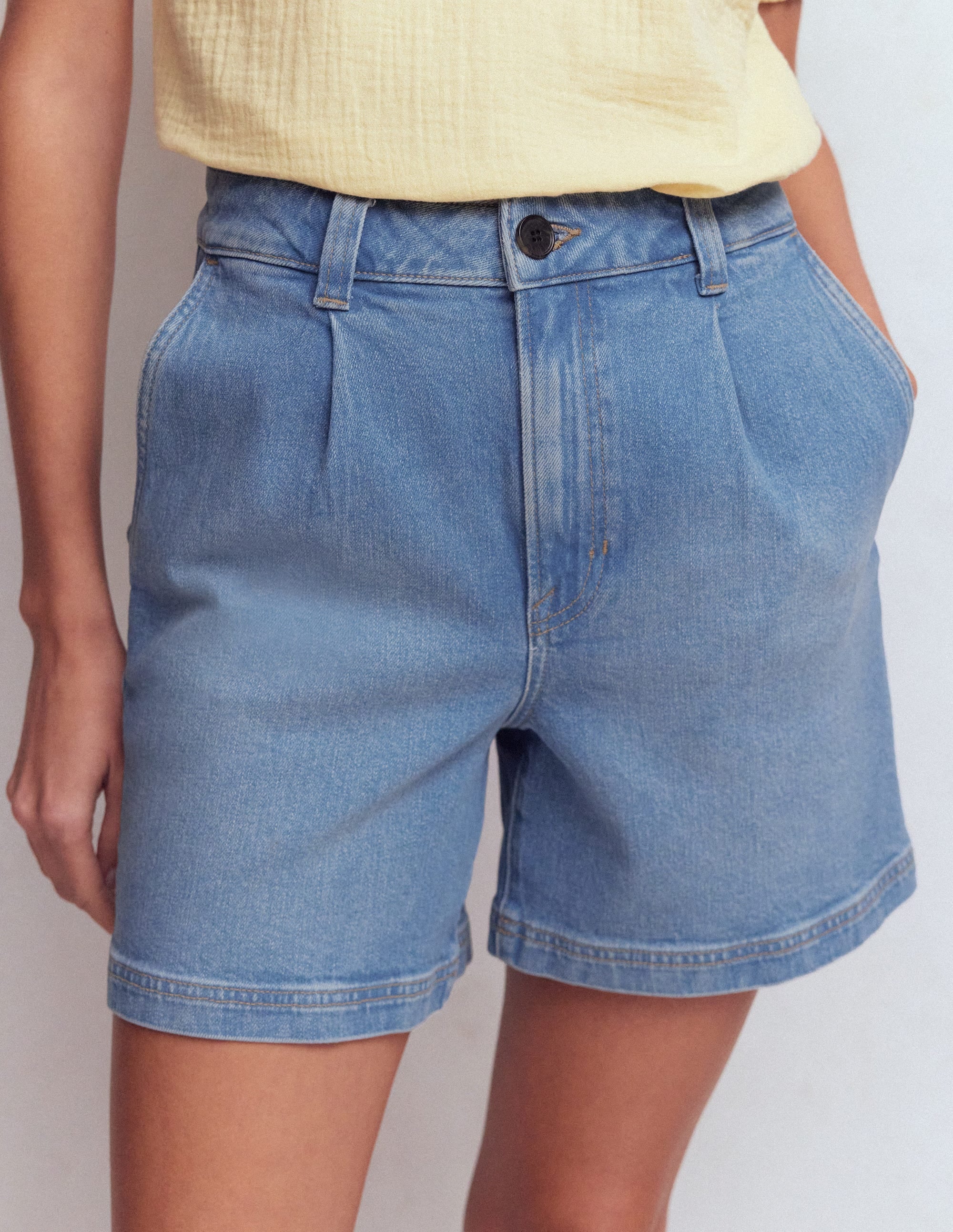 Jeansshorts mit Faltendetail vorn-Ausgeblichene Optik - Image 2
