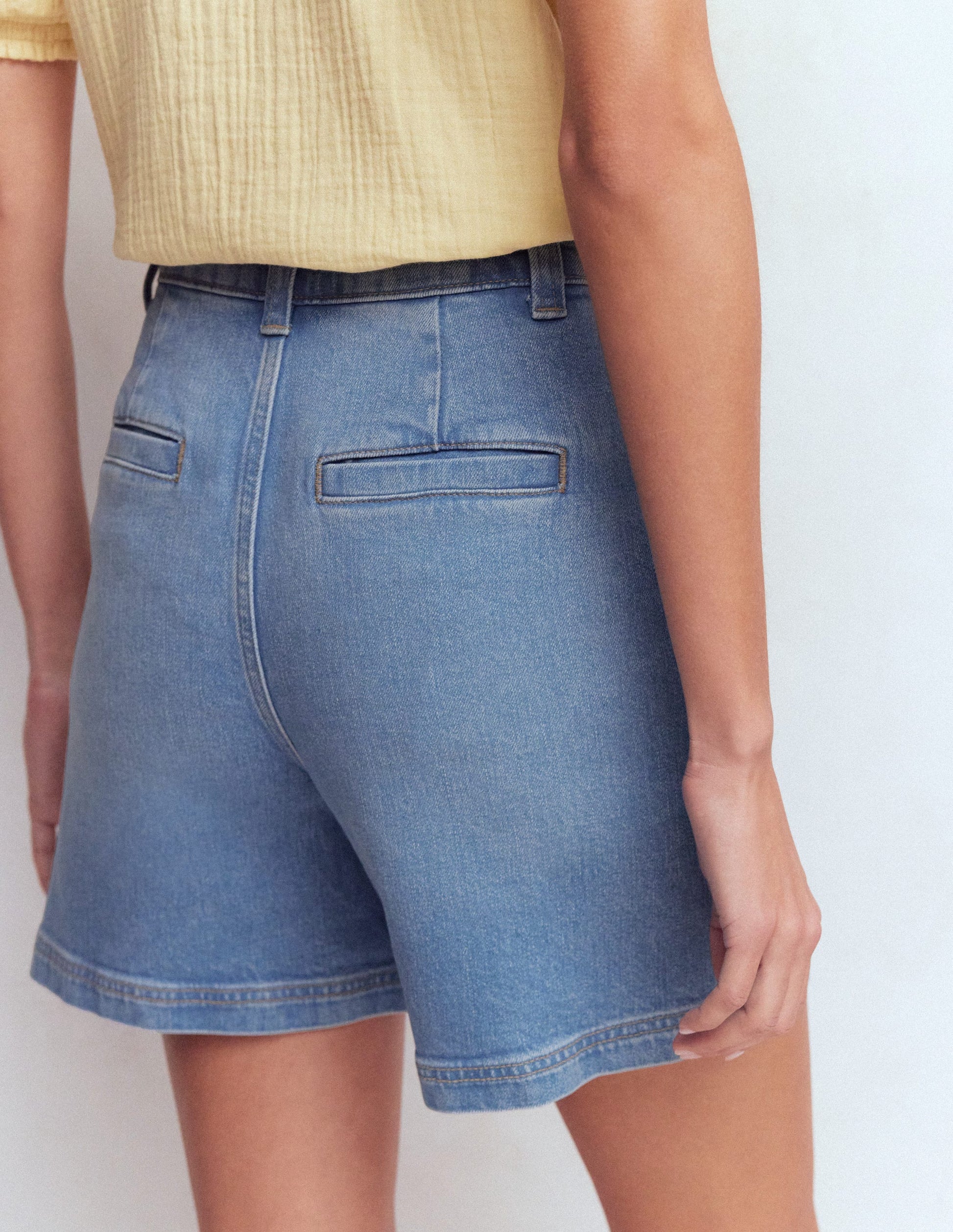 Jeansshorts mit Faltendetail vorn-Ausgeblichene Optik-3