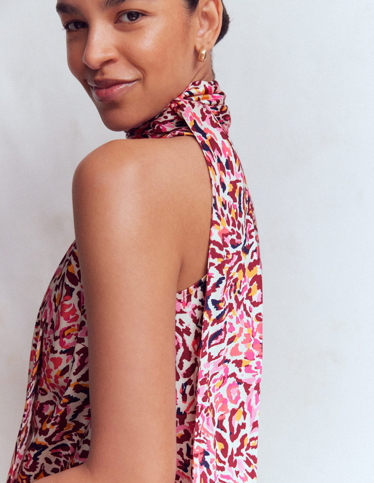 Neckholder-Oberteil aus Satin-Bunt, Fließendes Leopardenmuster-4