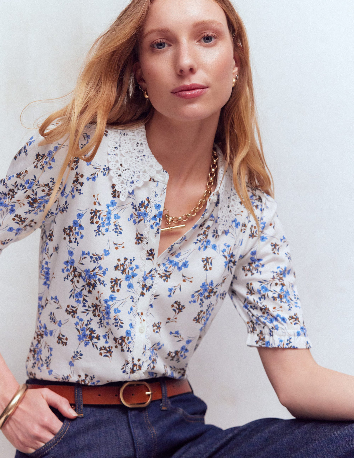 Nessa Bluse mit Lochstickerei am Kragen-Naturweiß, Blaue Blütenpracht-1