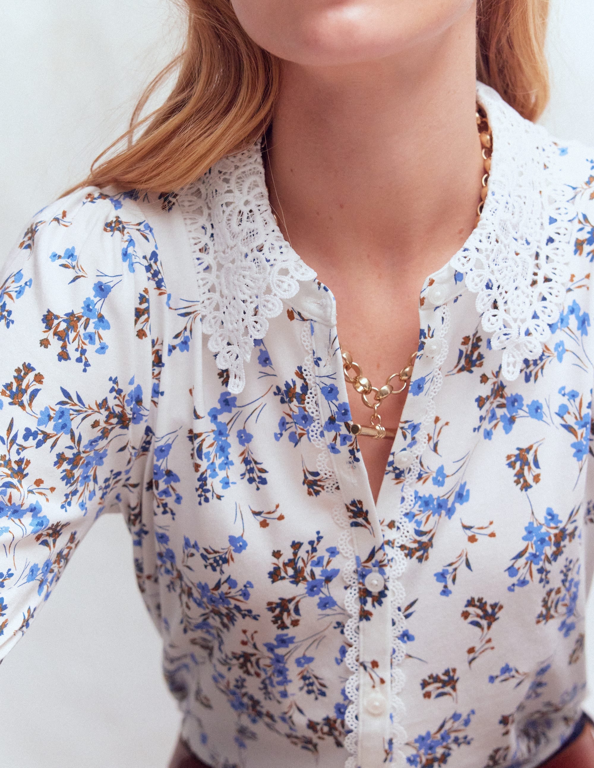 Nessa Bluse mit Lochstickerei am Kragen-Naturweiß, Blaue Blütenpracht - Image 2