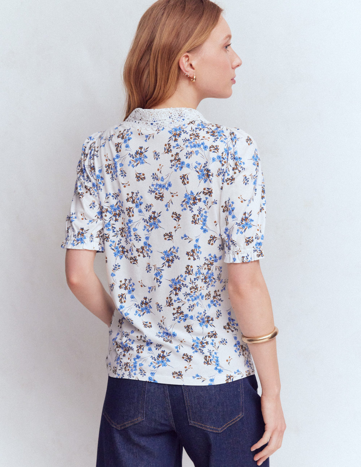 Nessa Bluse mit Lochstickerei am Kragen-Naturweiß, Blaue Blütenpracht - Image 3