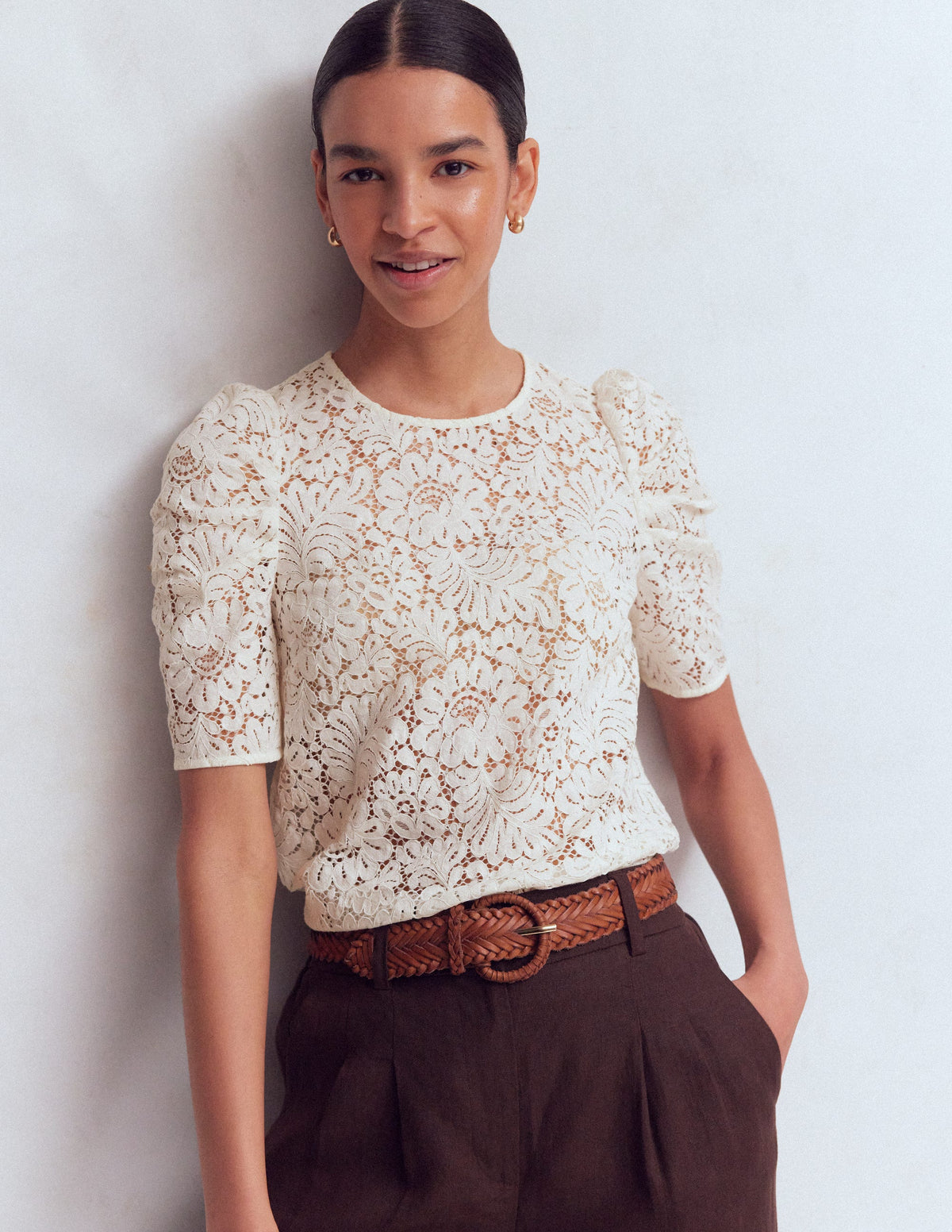 T-Shirt mit Spitze und Faltendetail am Ärmel-Naturweiß - Image 1