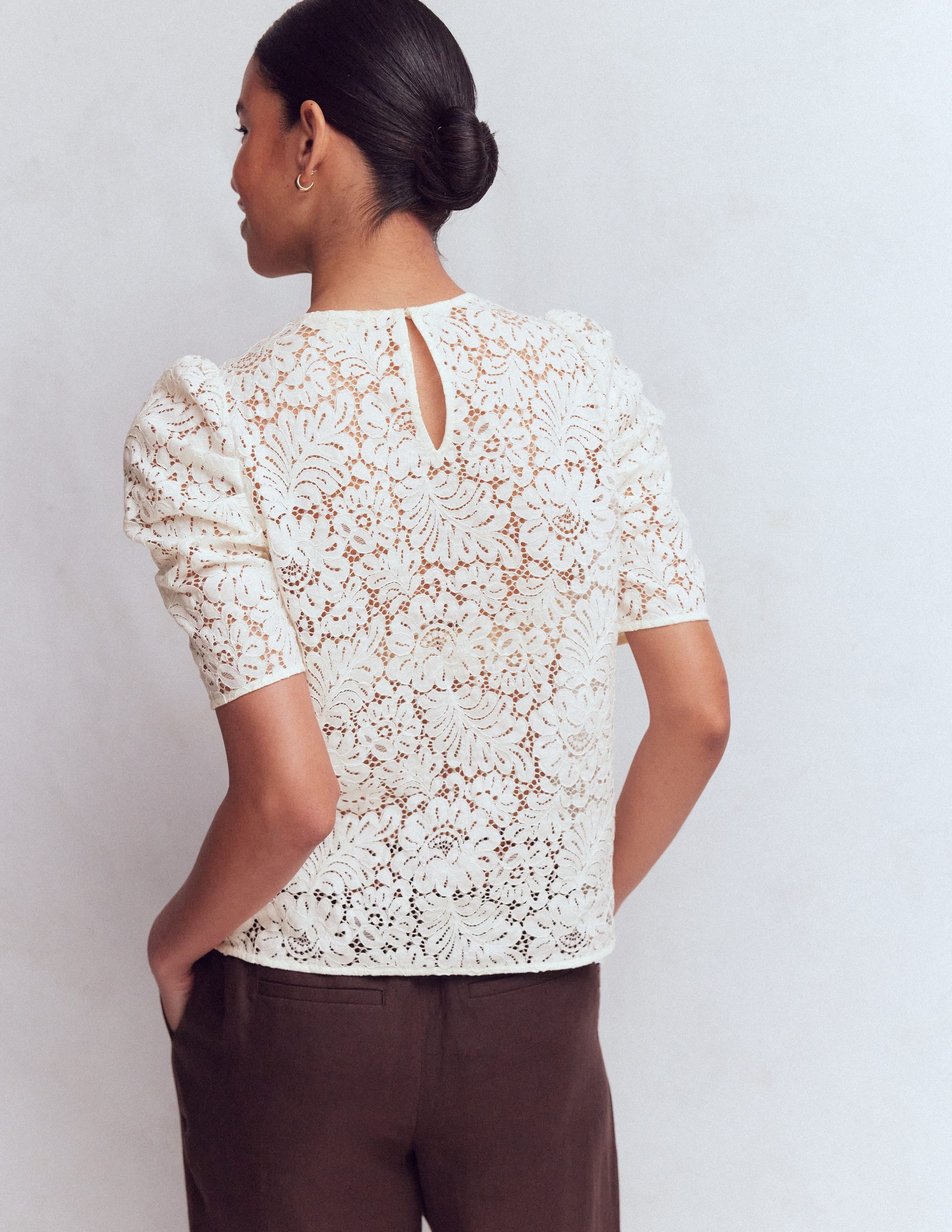 T-Shirt mit Spitze und Faltendetail am Ärmel-Naturweiß - Image 3