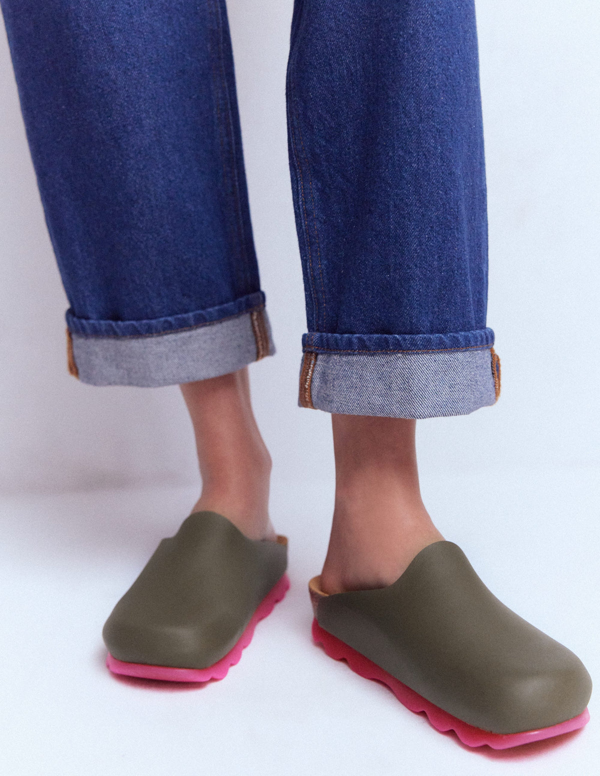 Lyla Clogs in Blockfarben-Khaki/Rosa - Image 4