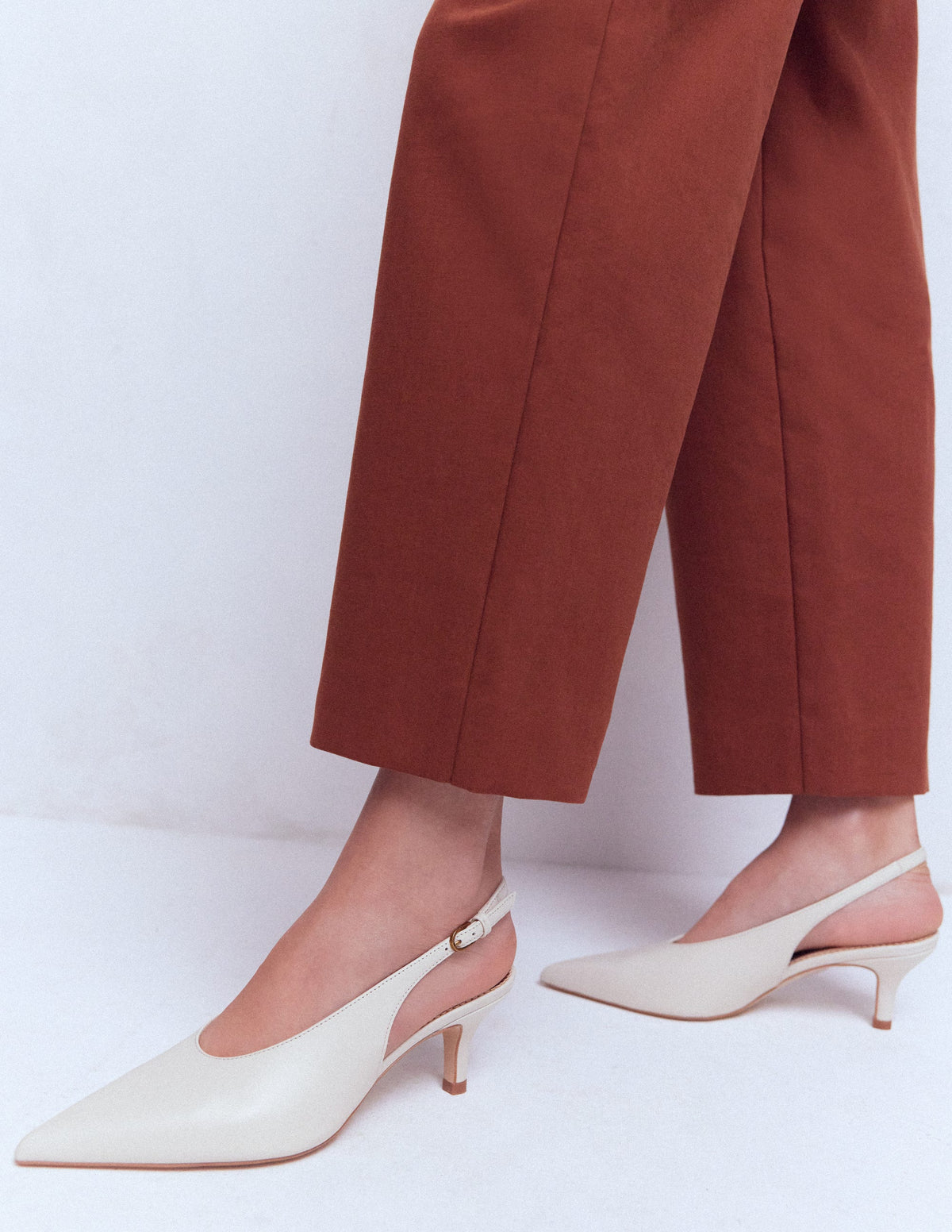 Hochgeschnittene Slingback-Pumps-Beige-2