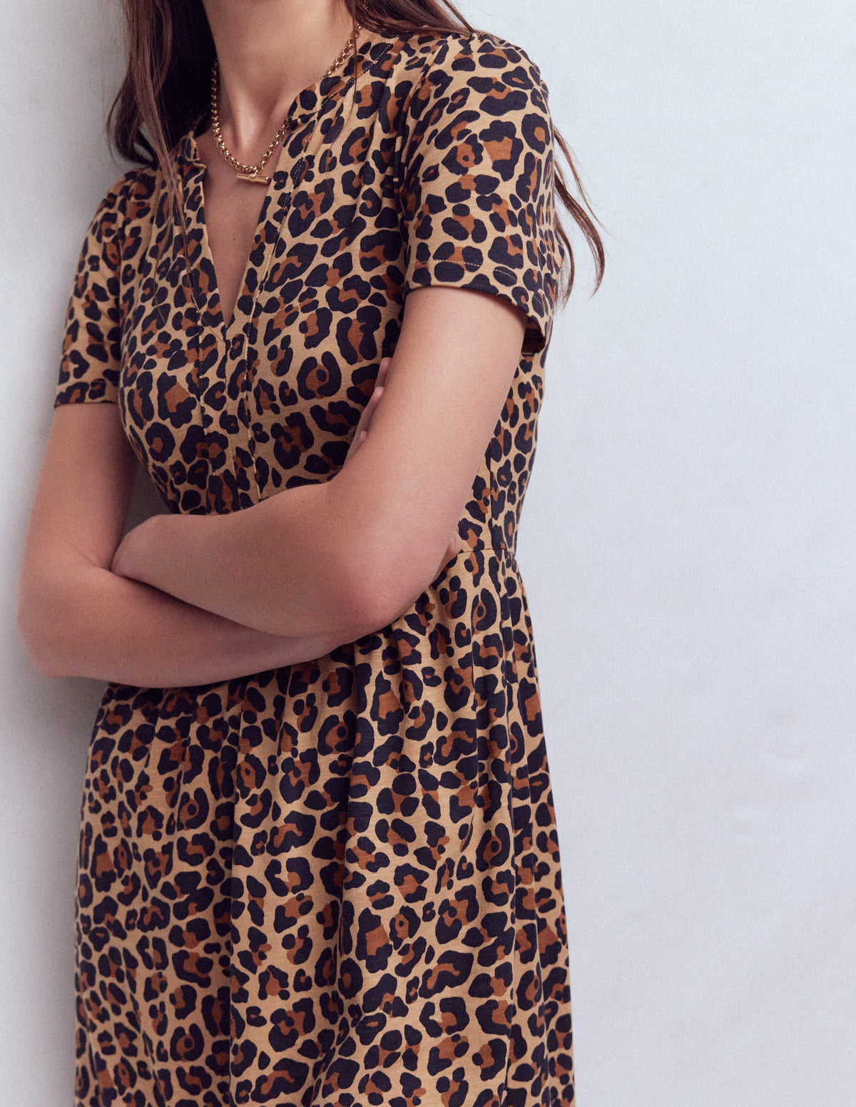 Naomi Kurzärmliges Kleid-Kamelbraun, Gepard Pop - Image 2