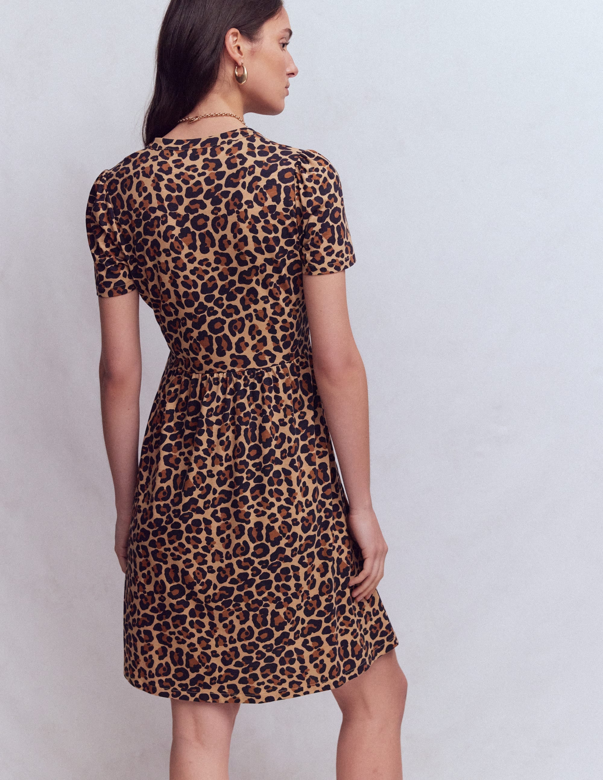 Naomi Kurzärmliges Kleid-Kamelbraun, Gepard Pop - Image 3