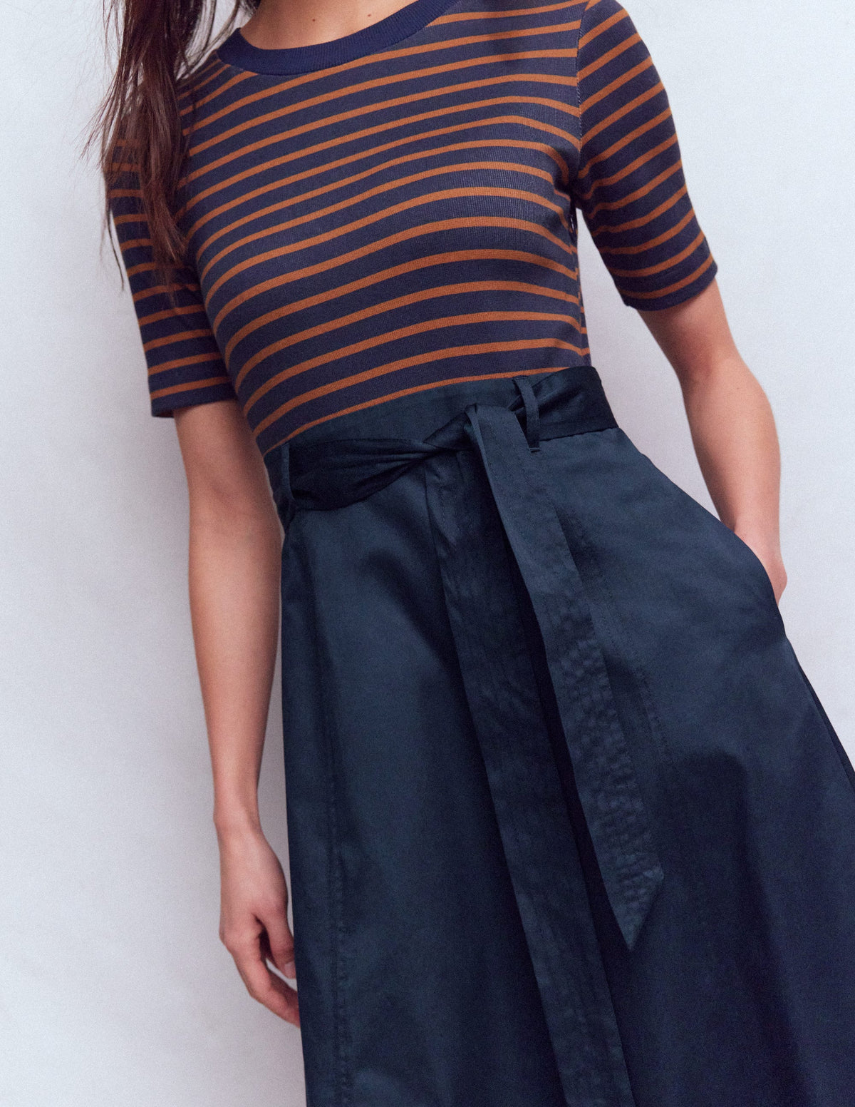 Kleid aus Materialmix mit Rundhalsausschnitt-Marineblau und Lebkuchen Streifen-2