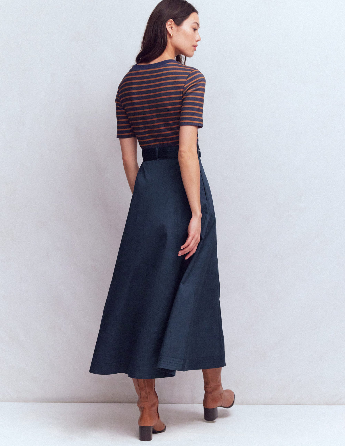 Kleid aus Materialmix mit Rundhalsausschnitt-Marineblau und Lebkuchen Streifen-3