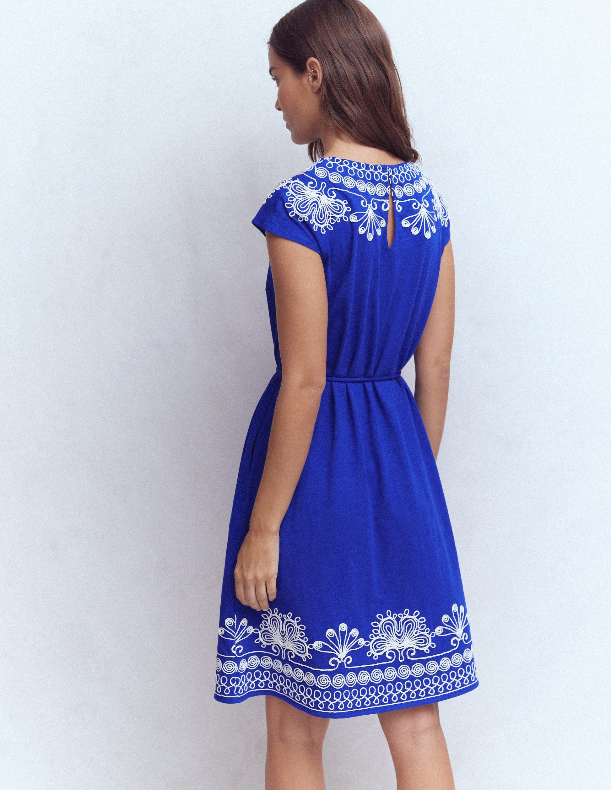 Kurzes Jerseykleid mit Stickerei-Leuchtendes Blau-3