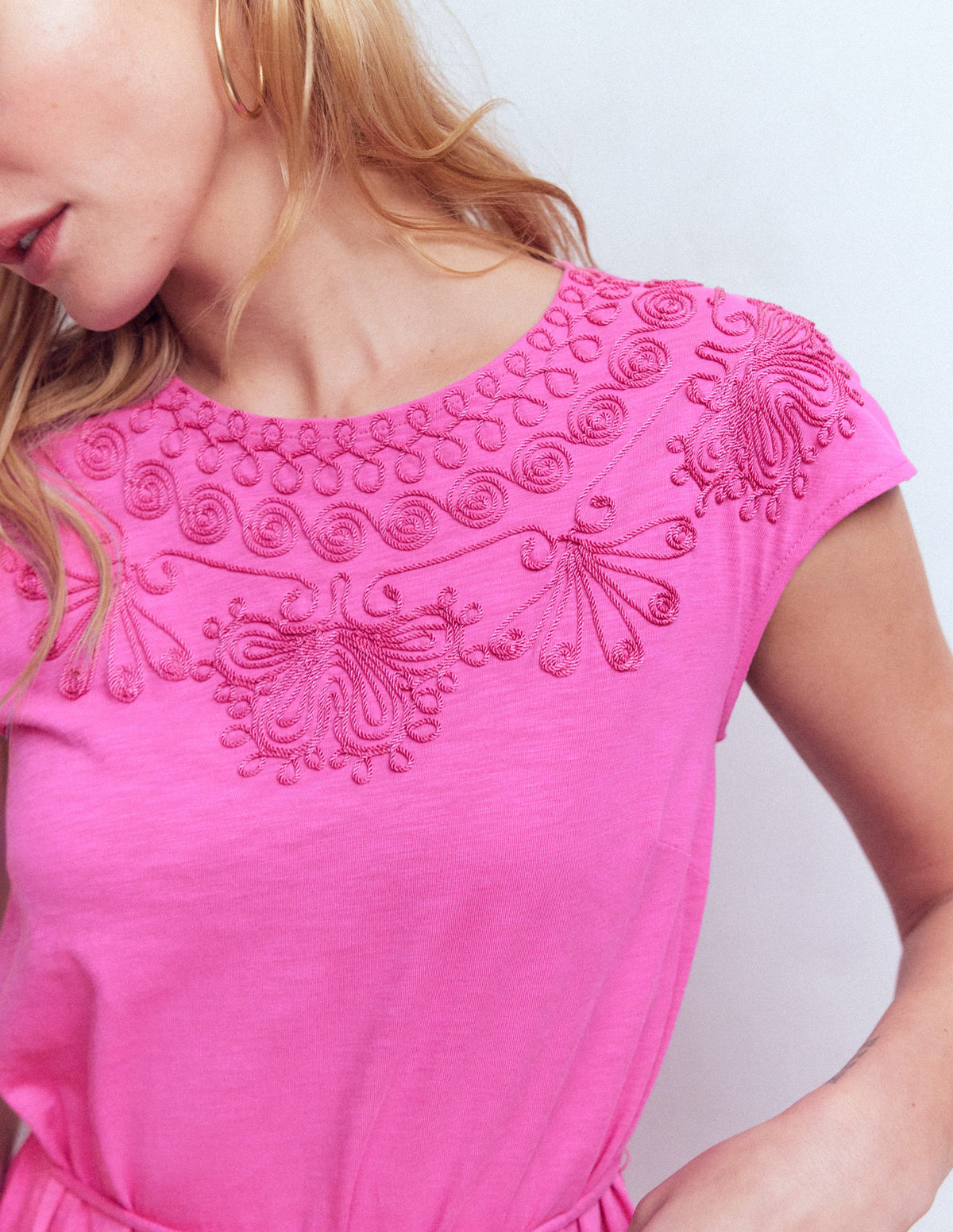 Kurzes Jerseykleid mit Stickerei-Passionsblume - Image 2