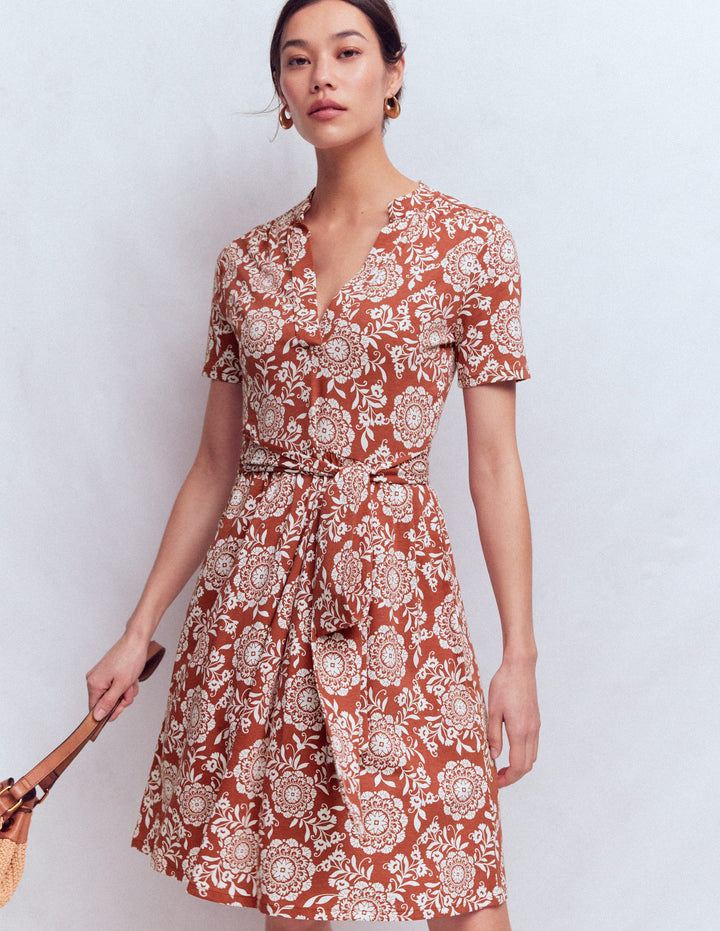 Daisy Ausgestelltes Jerseykleid-Braun, Dekorative Blüten